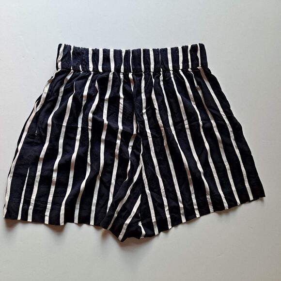H&M BlacK White Striped Shorts Women Size 4 Pleated Elastic Waist Pull On Shorts - Picture 3 of 10